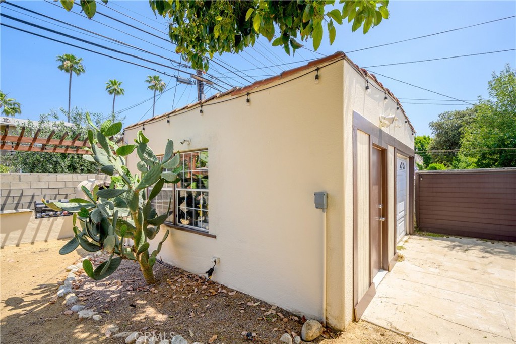 635 Arden Avenue Glendale, CA 91202 - Photo 24 of 36 a view of a backyard