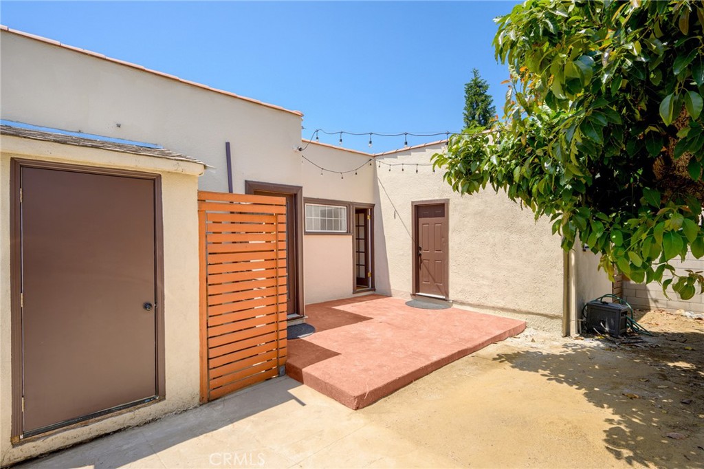 635 Arden Avenue Glendale, CA 91202 - Photo 25 of 36 a front view of a house with a yard