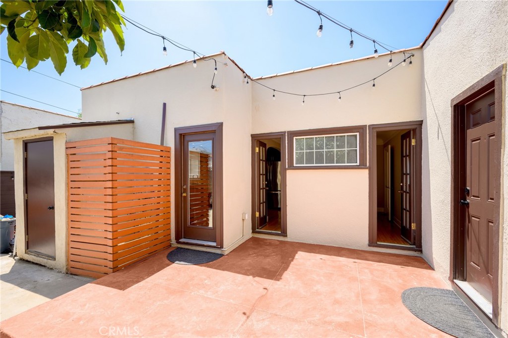 635 Arden Avenue Glendale, CA 91202 - Photo 28 of 36 a view of a back yard of the house
