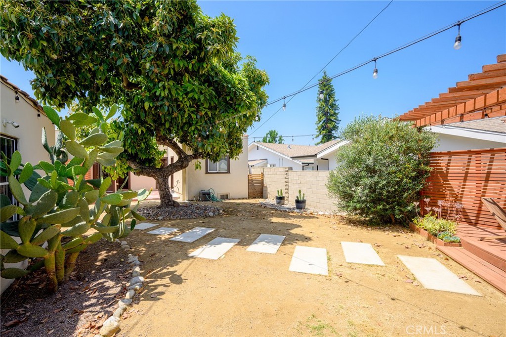 635 Arden Avenue Glendale, CA 91202 - Photo 29 of 36 a view of a yard with plants and large trees