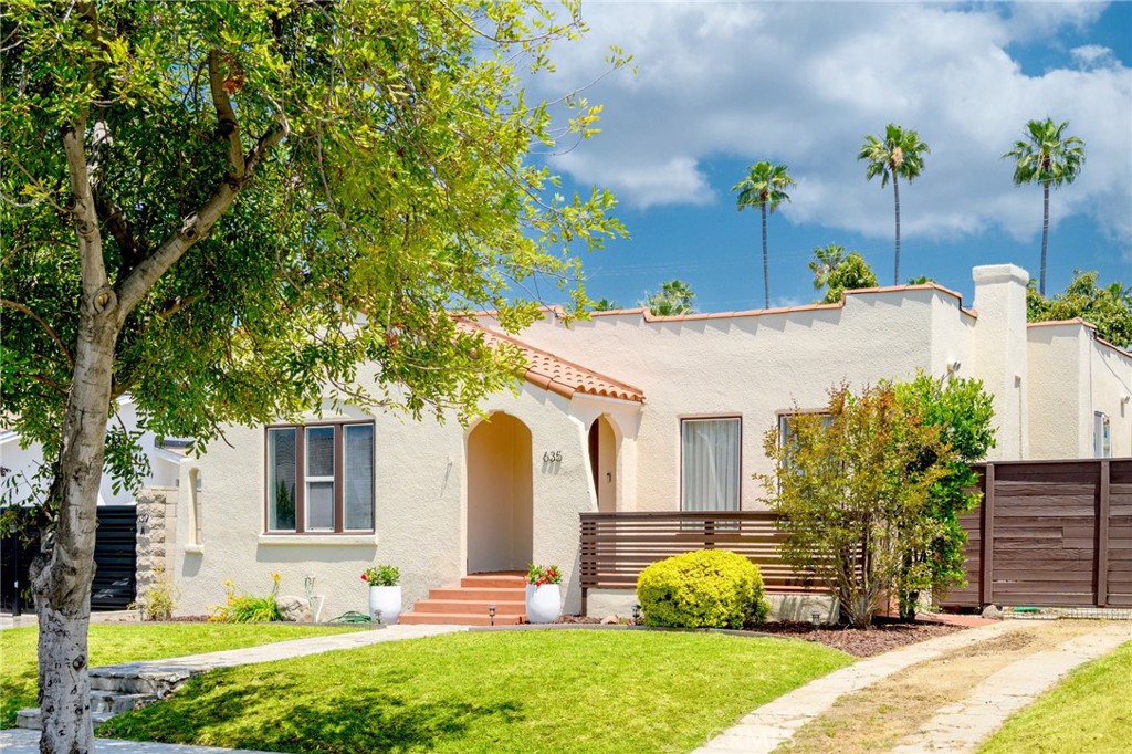 635 Arden Avenue Glendale, CA 91202 - Photo 34 of 36 a view of a house with a backyard
