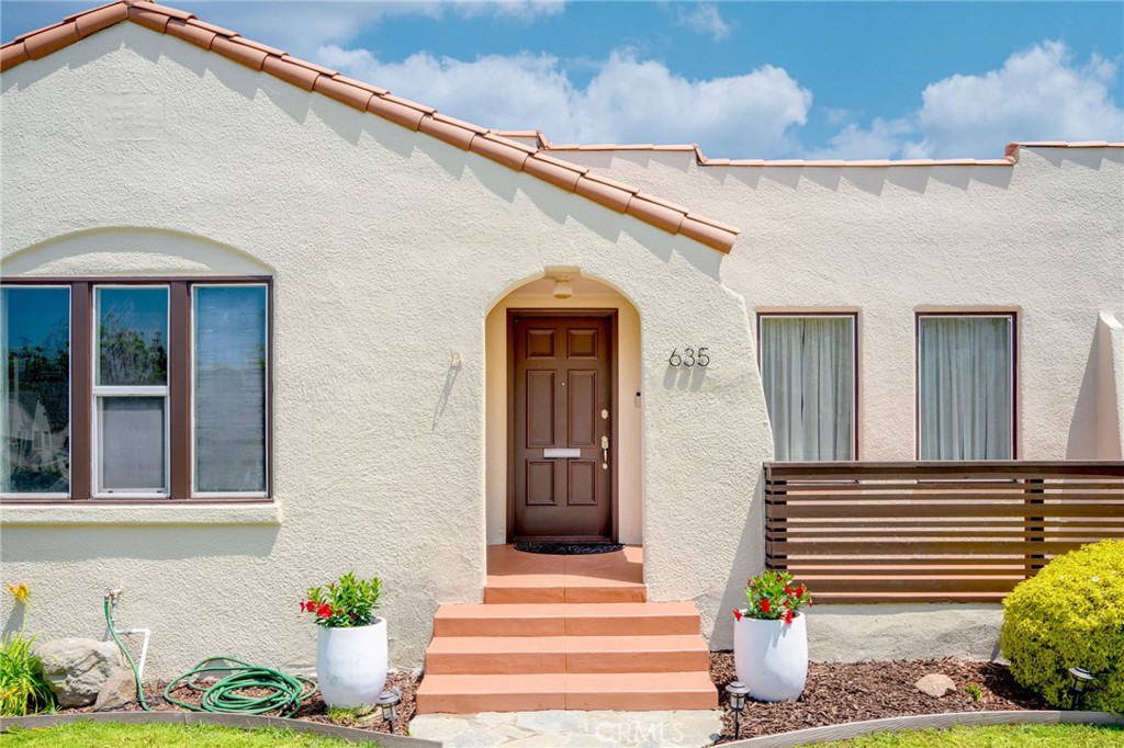 635 Arden Avenue Glendale, CA 91202 - Photo 35 of 36 a front view of a house with entryway