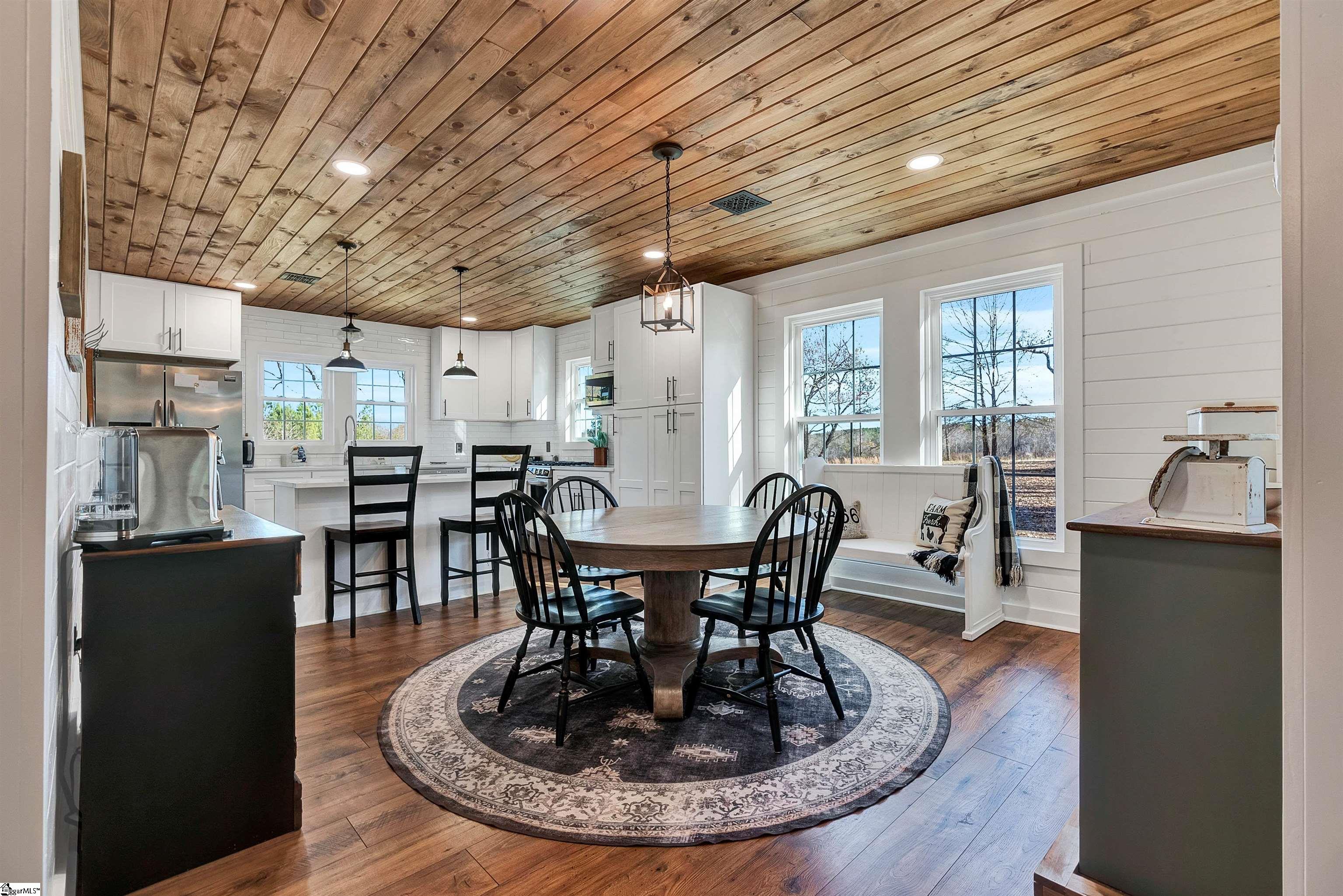 825 South Shamrock Avenue Landrum, SC 29356 - Photo 10 of 36