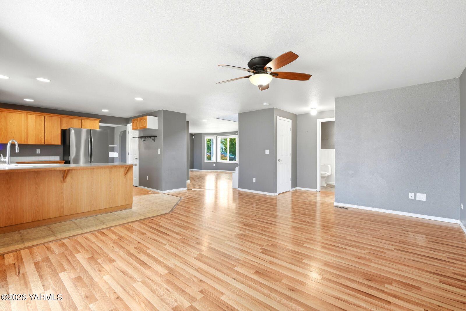 511 Millenium Avenue Moxee, WA 98936 - Photo 11 of 39 Family Room/Kitchen