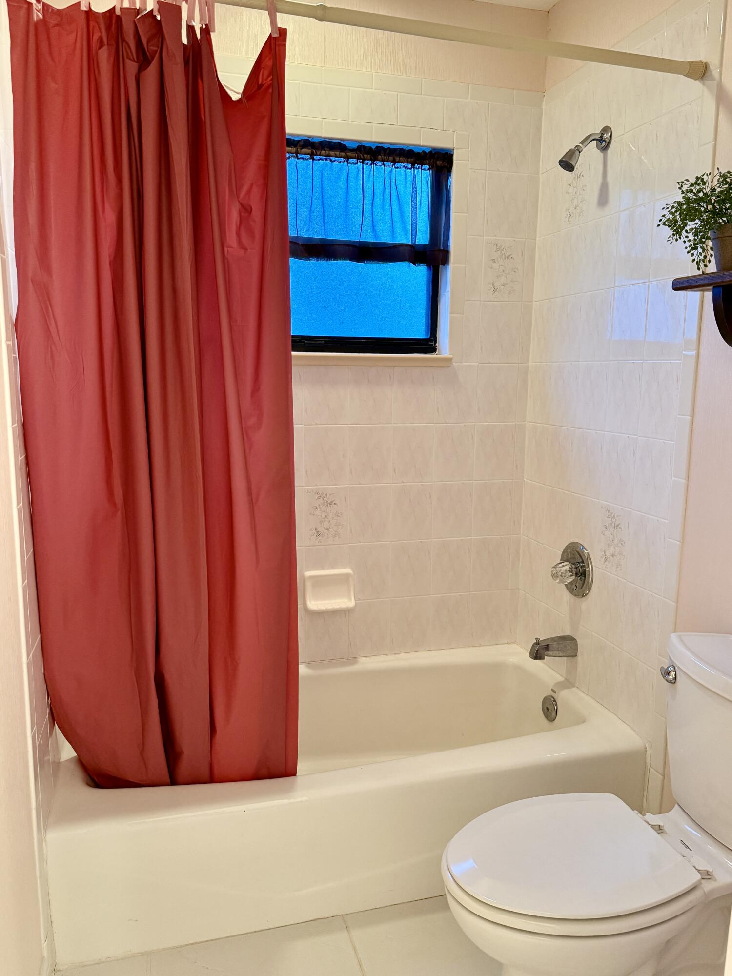 6539 Southeast Held Court Stuart, FL 34997 - Photo 25 of 34 a bathroom with a toilet a sink and bathtub