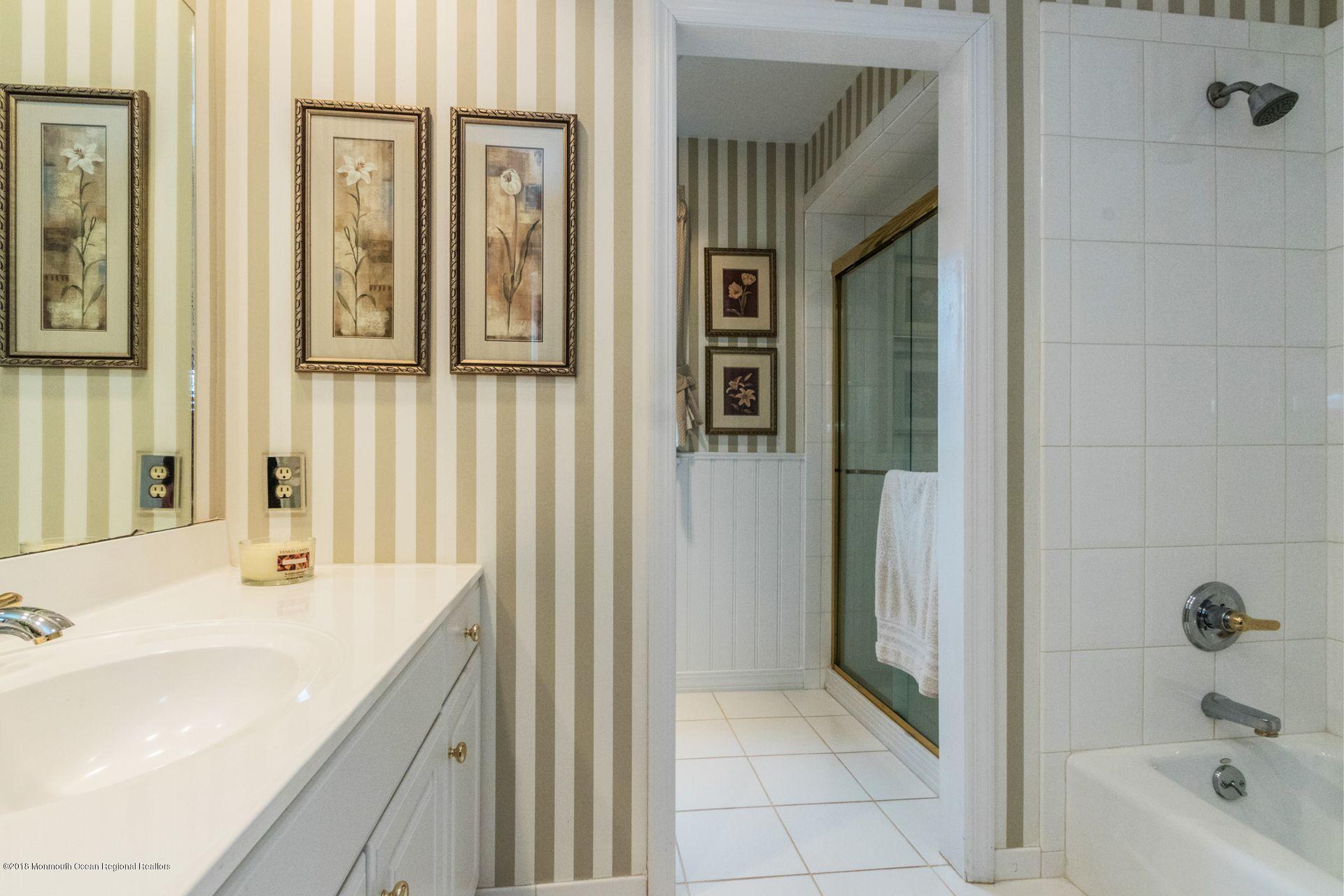 1 Howland Road Middletown, NJ 07748 - Photo 26 of 45 Full bath with seperate shower & tub!