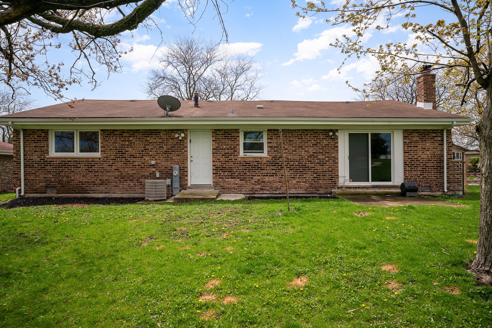 6226 Beechwood Road Matteson, IL 60443 - Photo 14 of 22 a front view of a house with a garden