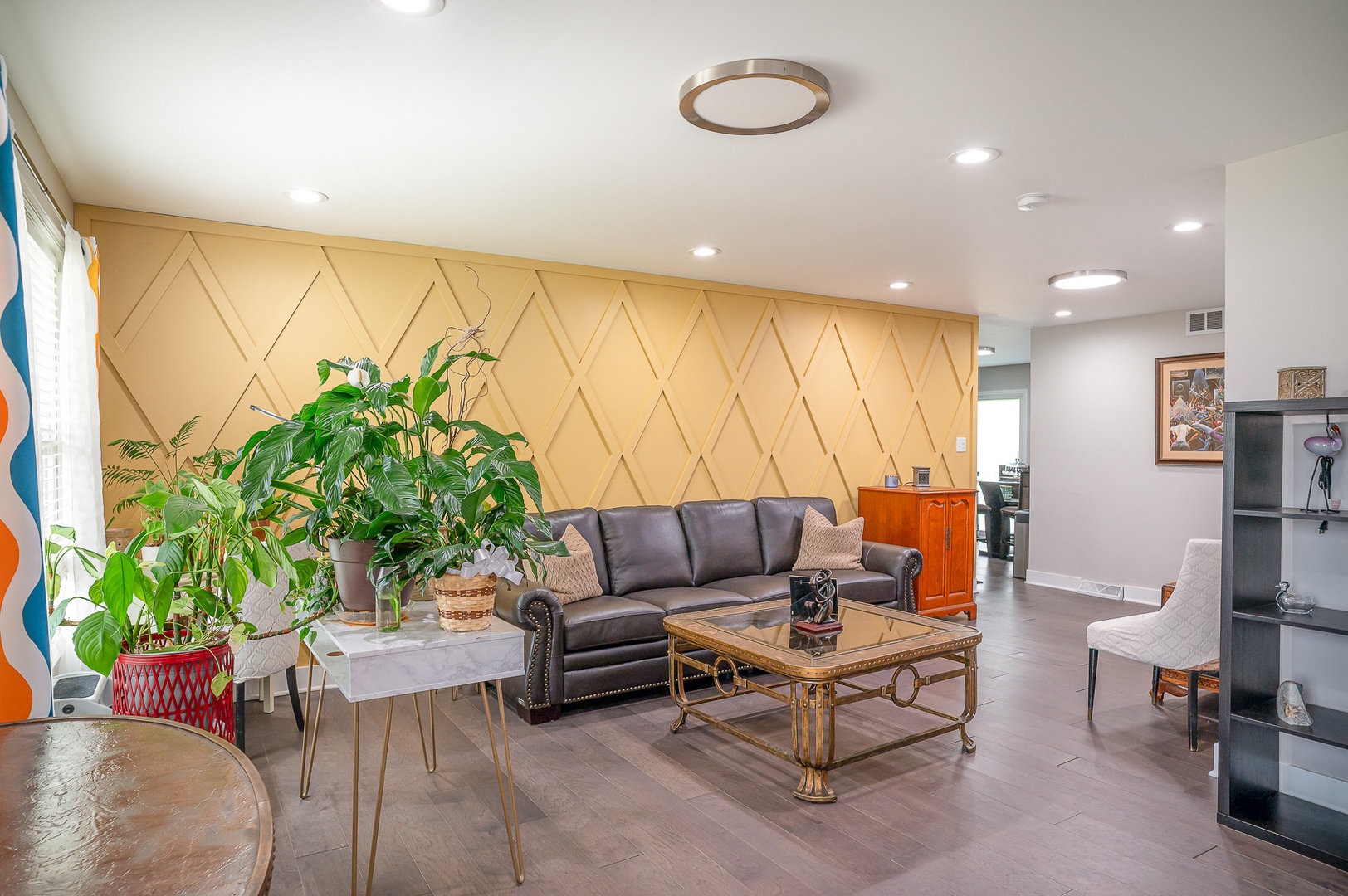 6226 Beechwood Road Matteson, IL 60443 - Photo 3 of 22 a living room with furniture and a potted plant