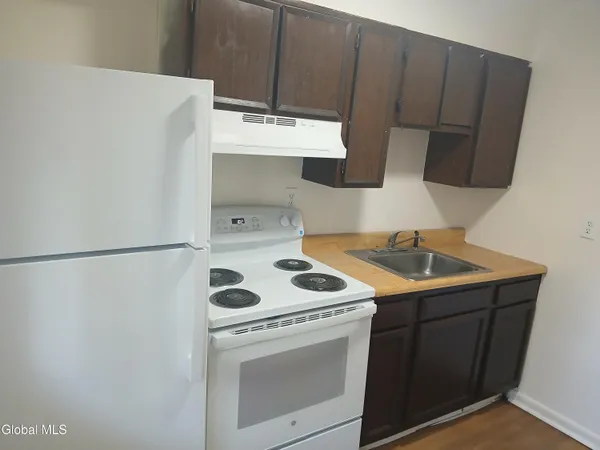 $1,095 | 2010 Curry Road, Unit 2, Rotterdam, NY 12303