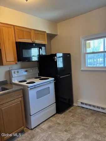 $1,095 | 2010 Curry Road, Unit 2, Rotterdam, NY 12303