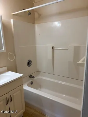 $1,095 | 2010 Curry Road, Unit 2, Rotterdam, NY 12303