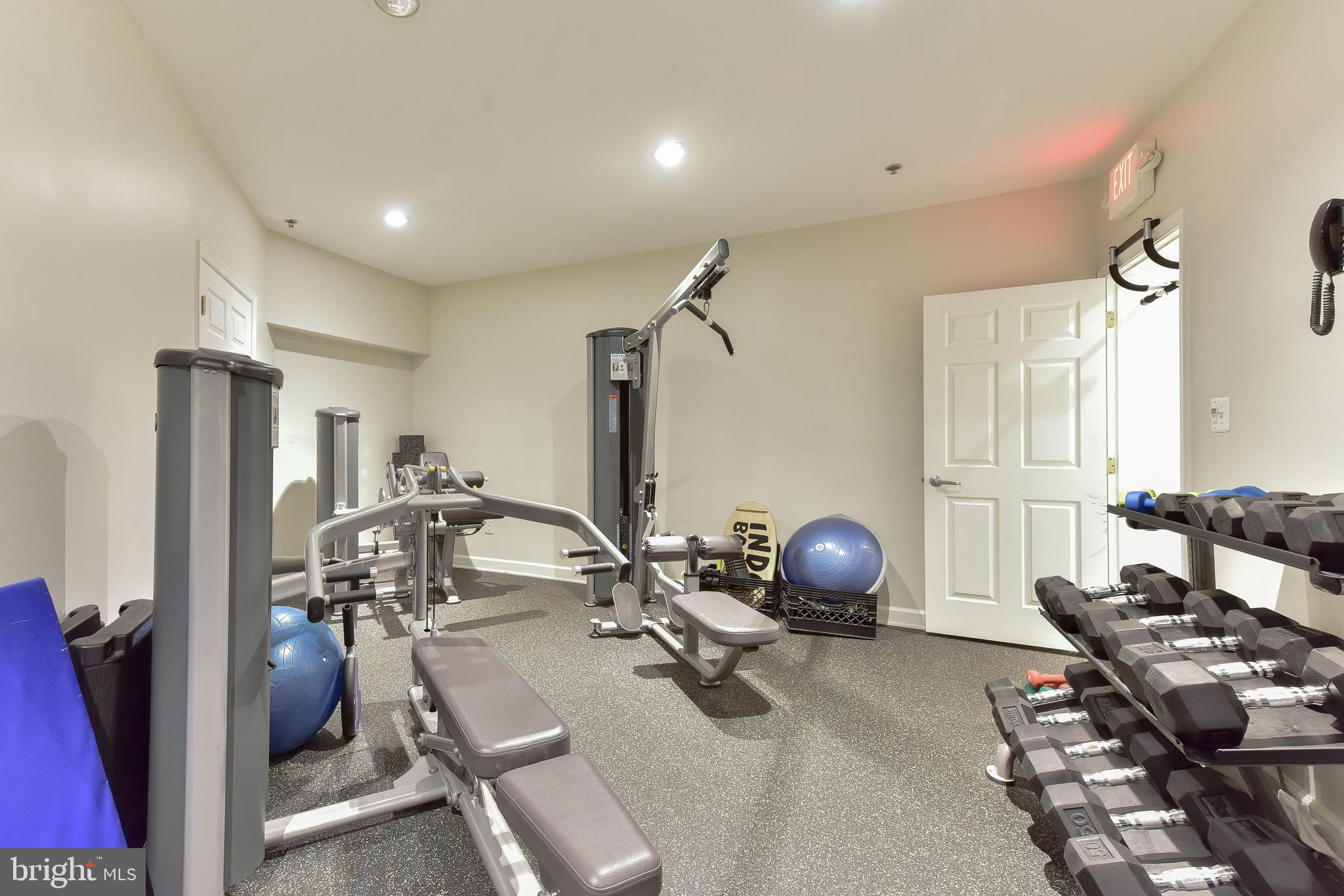 1422 Roundhouse Lane, Unit 1422 Alexandria, VA 22314 - Photo 40 of 73 a room with gym equipment