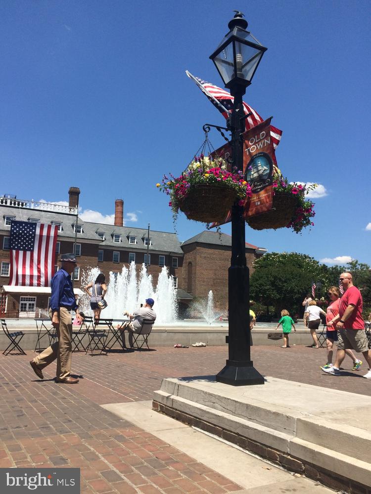 1422 Roundhouse Lane, Unit 1422 Alexandria, VA 22314 - Photo 70 of 73 a view of a patio with a chandelier