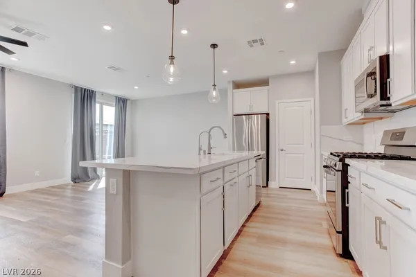 $2,400 | 646 Infinity Rdg Street, Las Vegas, NV 89138