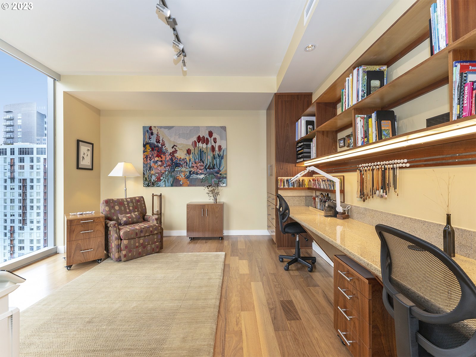 841 Southwest Gaines Street, Unit 1912 Portland, OR 97239 - Photo 19 of 32 a living room with furniture