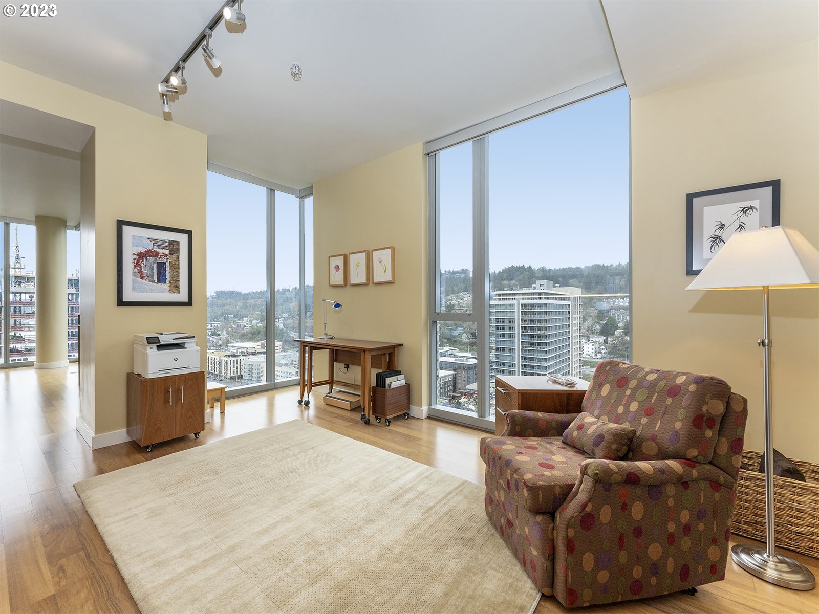 841 Southwest Gaines Street, Unit 1912 Portland, OR 97239 - Photo 20 of 32 a living room with furniture and a floor to ceiling window