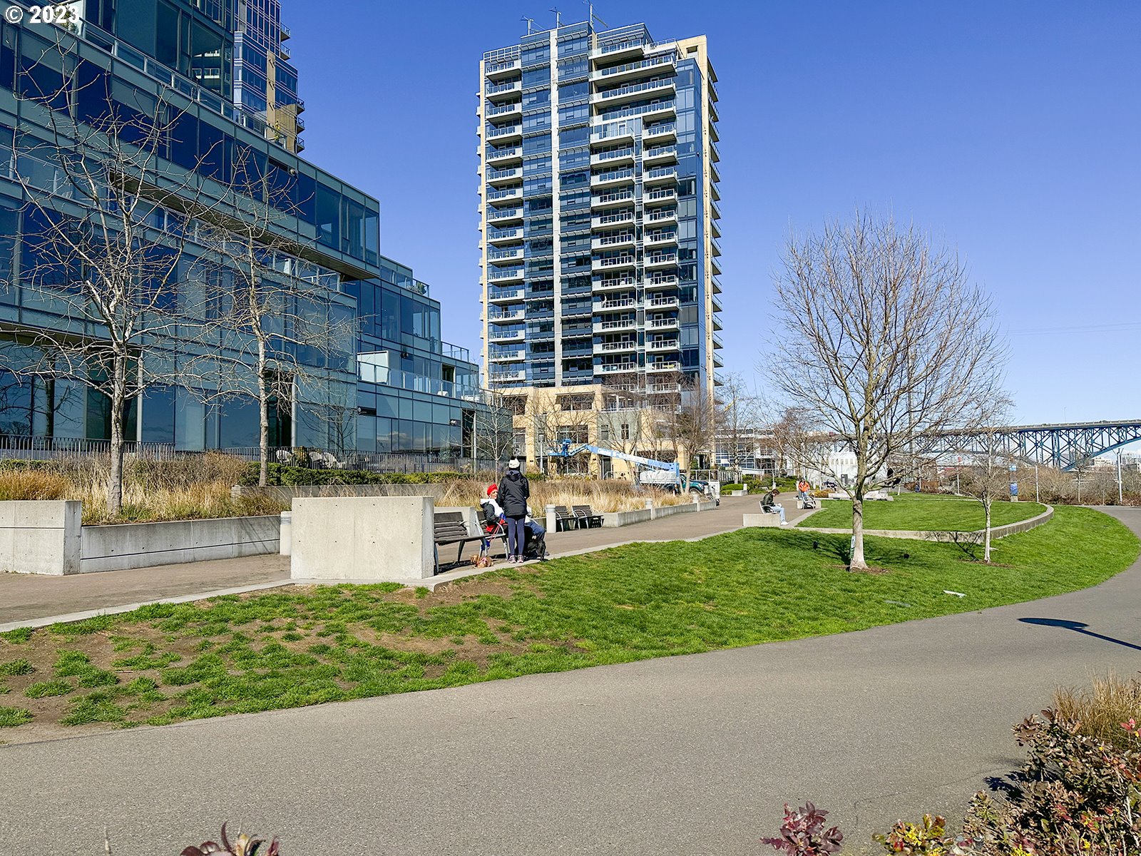 841 Southwest Gaines Street, Unit 1912 Portland, OR 97239 - Photo 31 of 32 a front view of building with yard