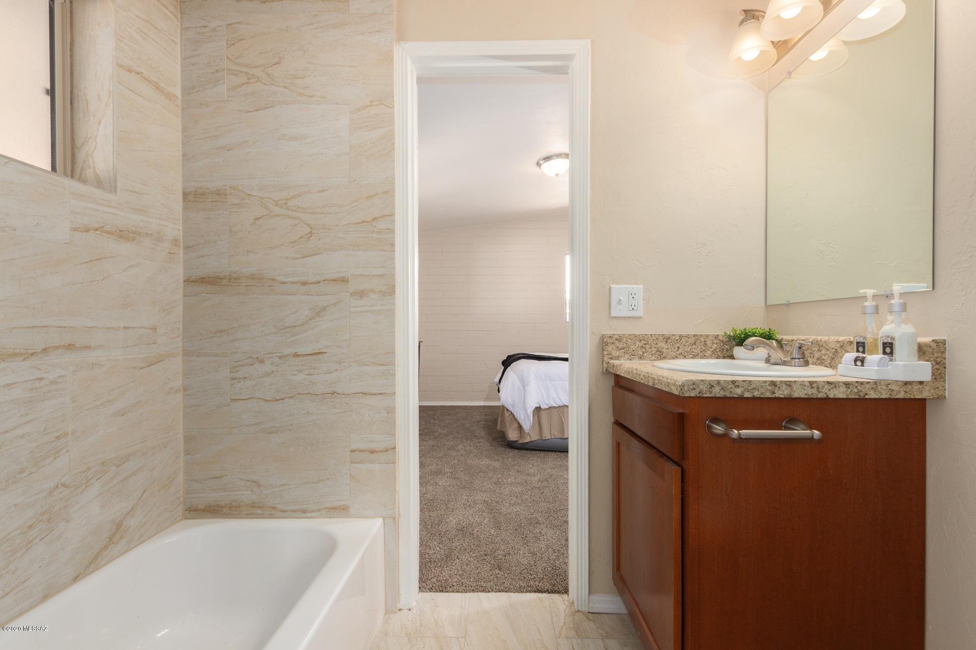 1043 East Navajo Road Tucson, AZ 85719 - Photo 19 of 25 a bathroom with a tub a sink and mirror