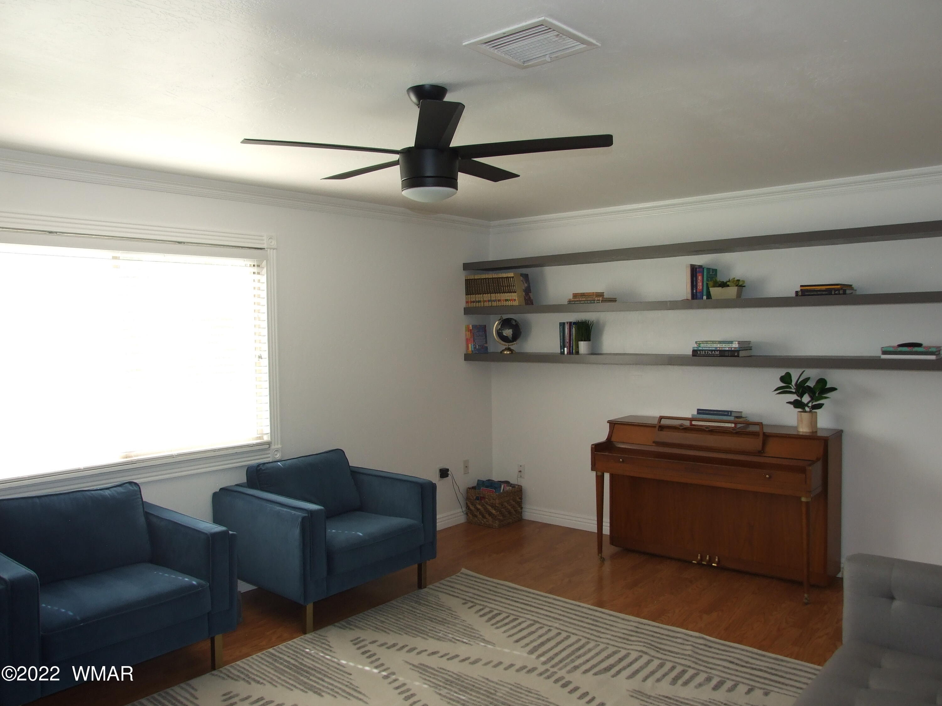 49 North 4th W Street Snowflake, AZ 85937 - Photo 22 of 34 a living room with furniture and a window