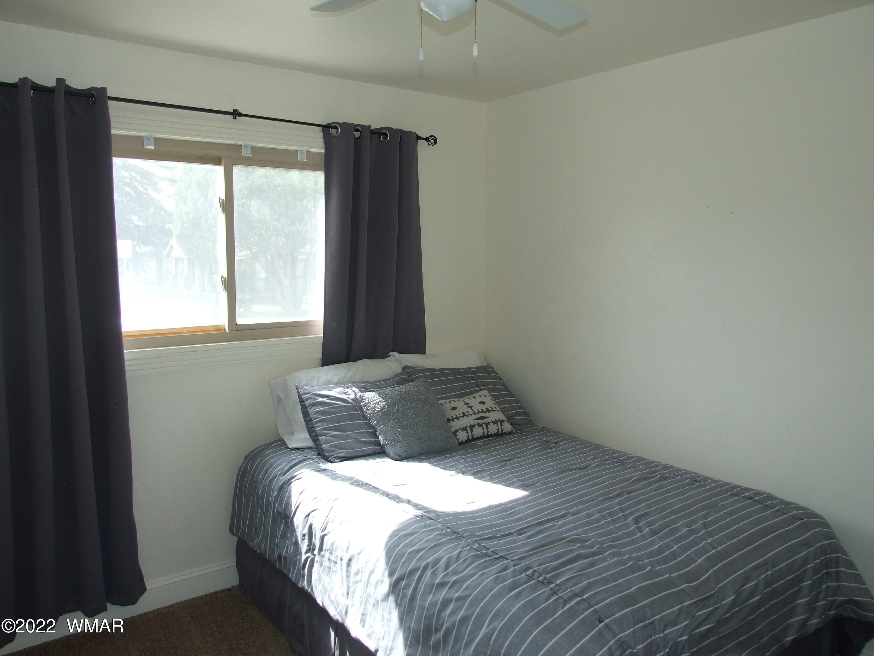 49 North 4th W Street Snowflake, AZ 85937 - Photo 27 of 34 a bedroom with a bed and a window