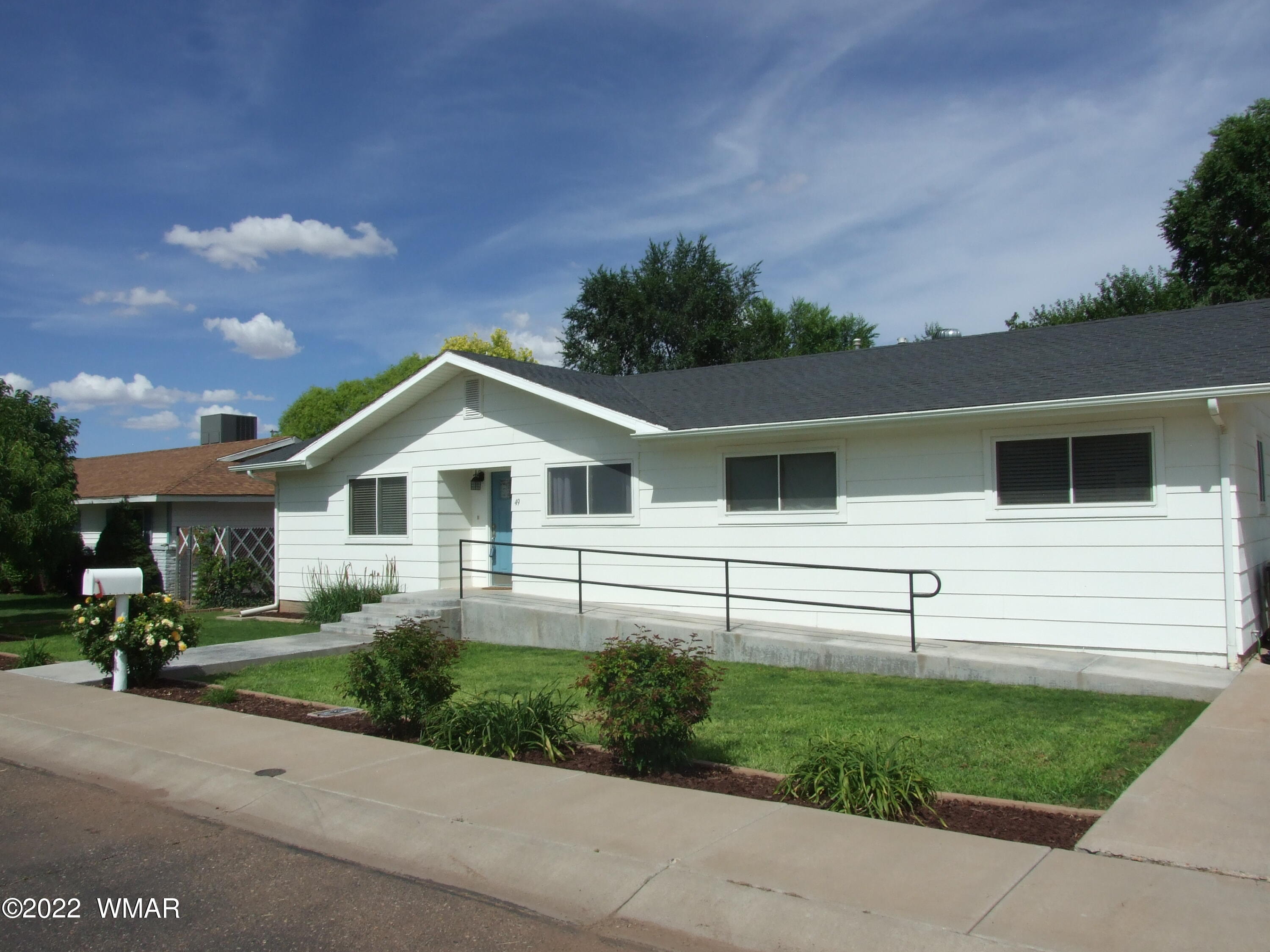 49 North 4th W Street Snowflake, AZ 85937 - Photo 3 of 34 a house view with a garden space