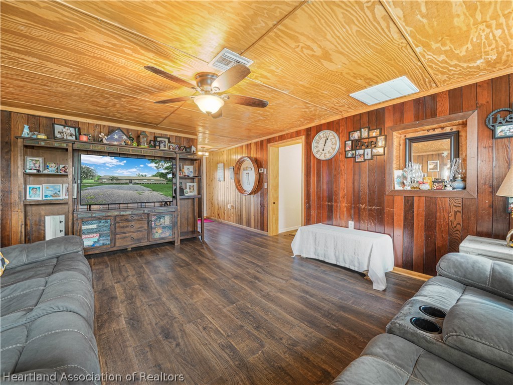 702 Lake Branch Road Bowling Green, FL 33834 - Photo 14 of 33