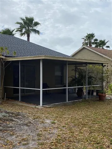 a view of a backyard