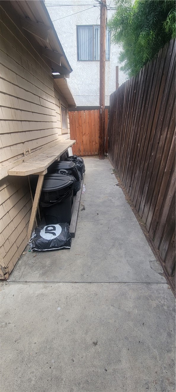 411 East 8th Street Long Beach, CA 90813 - Photo 29 of 31 Backyard, side