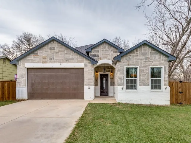 $299,900 | 908 East Decatur Street, Ennis, TX 75119