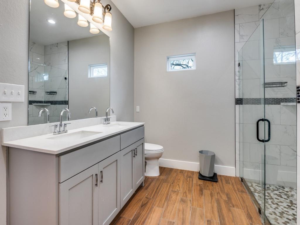 908 East Decatur Street Ennis, TX 75119 - Photo 14 of 22 a bathroom with a sink and a mirror