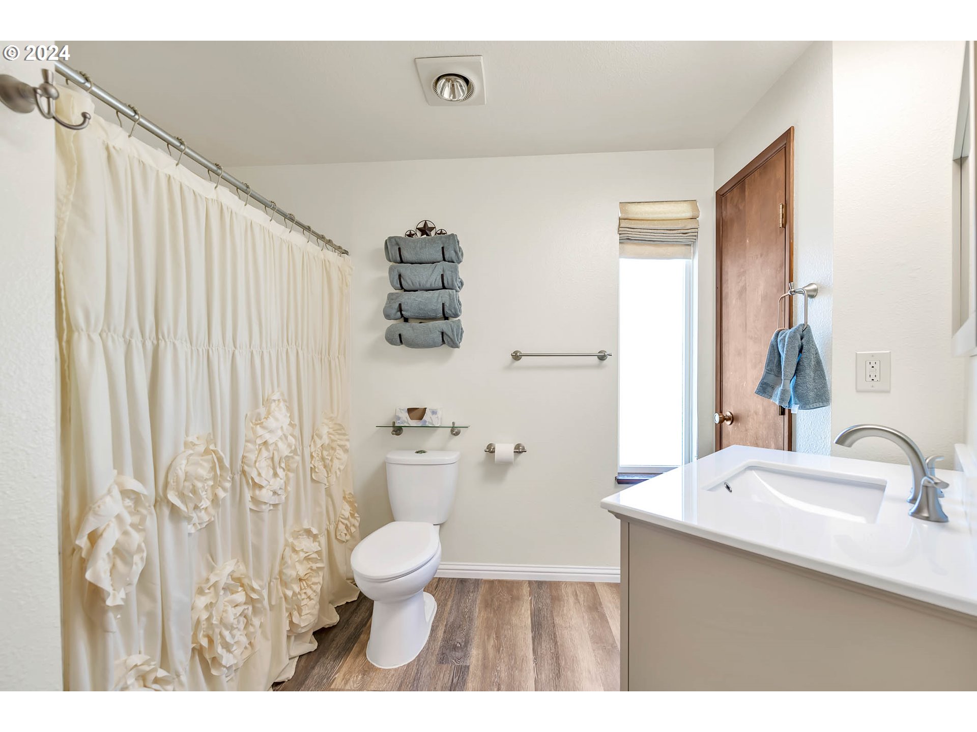 568 South 68th Place Springfield, OR 97478 - Photo 30 of 44 a bathroom with a sink a toilet and a mirror