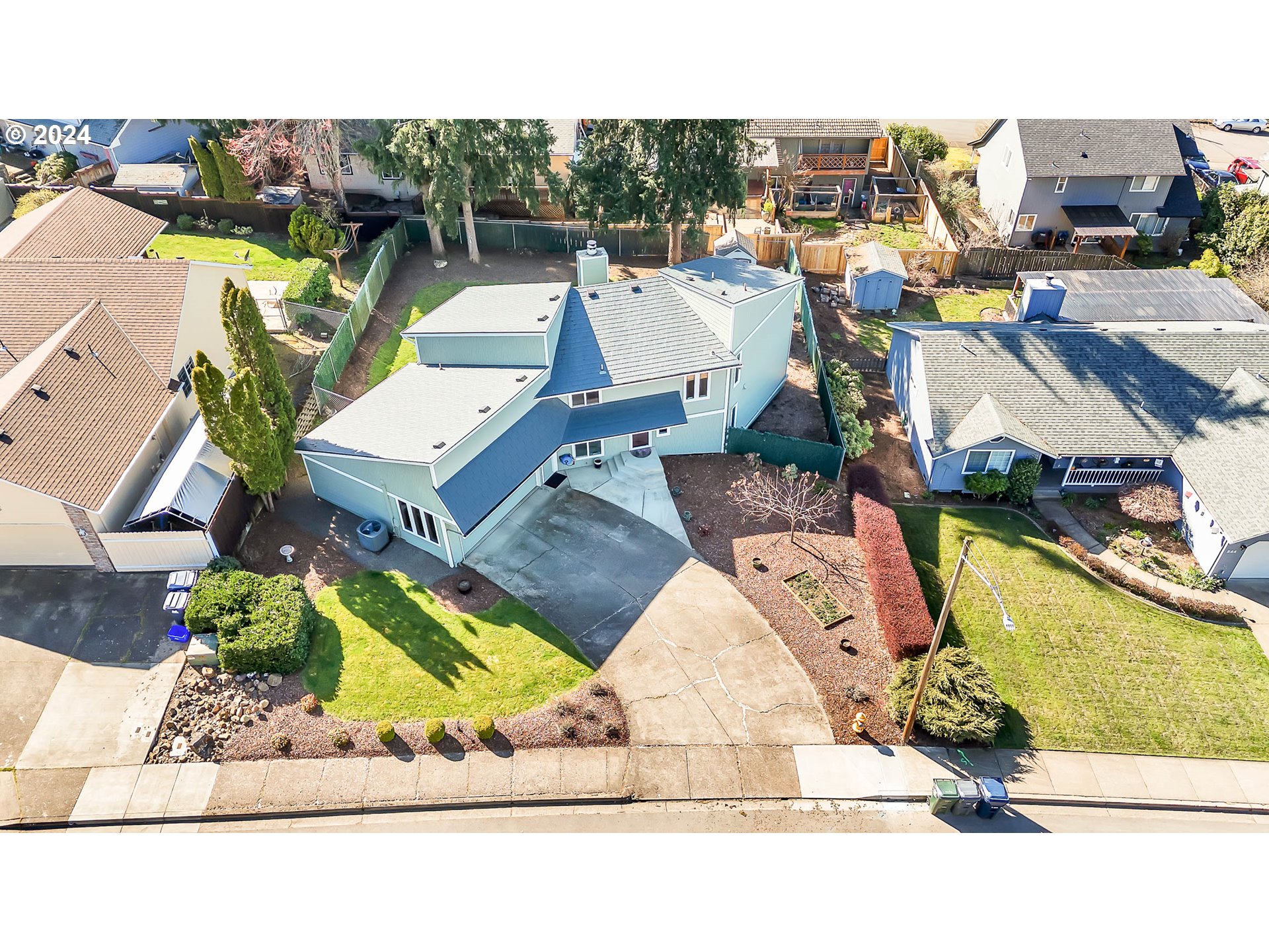 568 South 68th Place Springfield, OR 97478 - Photo 3 of 44 a view of a swimming pool
