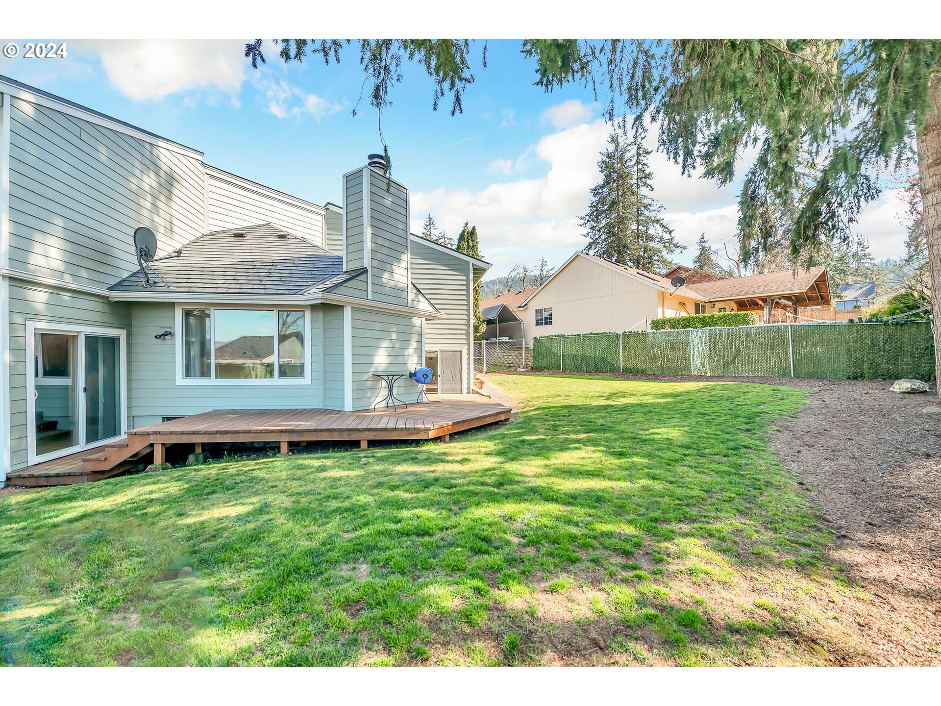 568 South 68th Place Springfield, OR 97478 - Photo 38 of 44 a view of a house with a garden