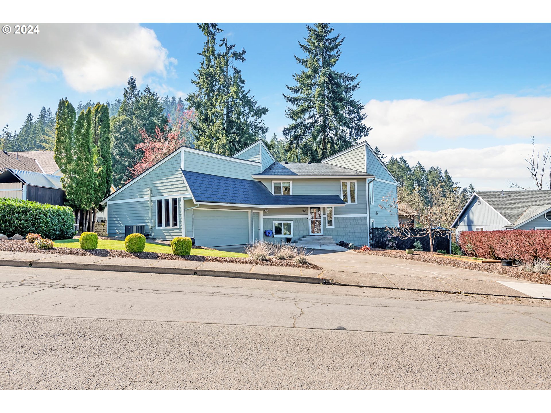 568 South 68th Place Springfield, OR 97478 - Photo 6 of 44 a house view with a outdoor space