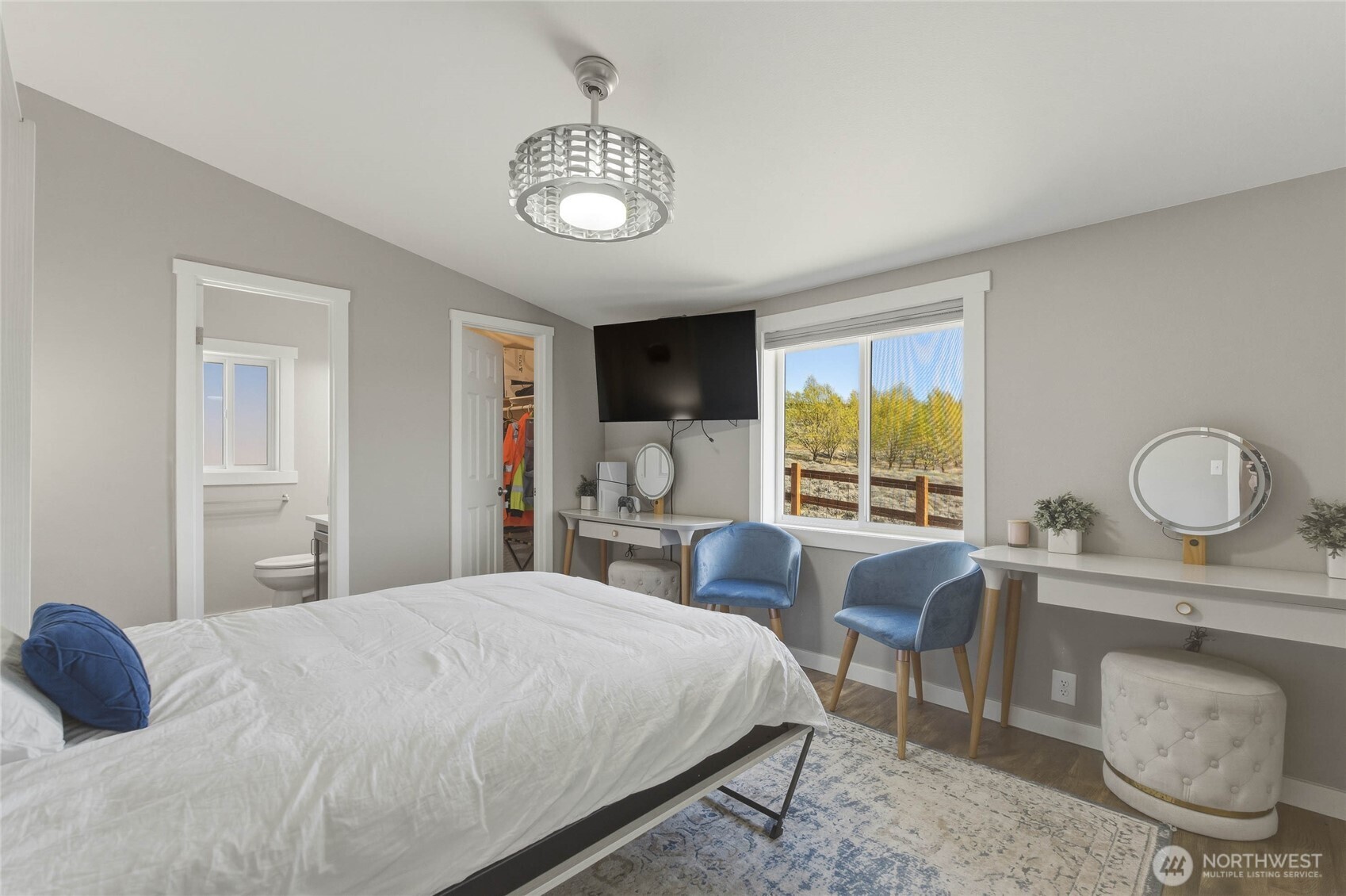 117 Freese Road Quincy, WA 98848 - Photo 9 of 40 a bedroom with a large bed and a large window