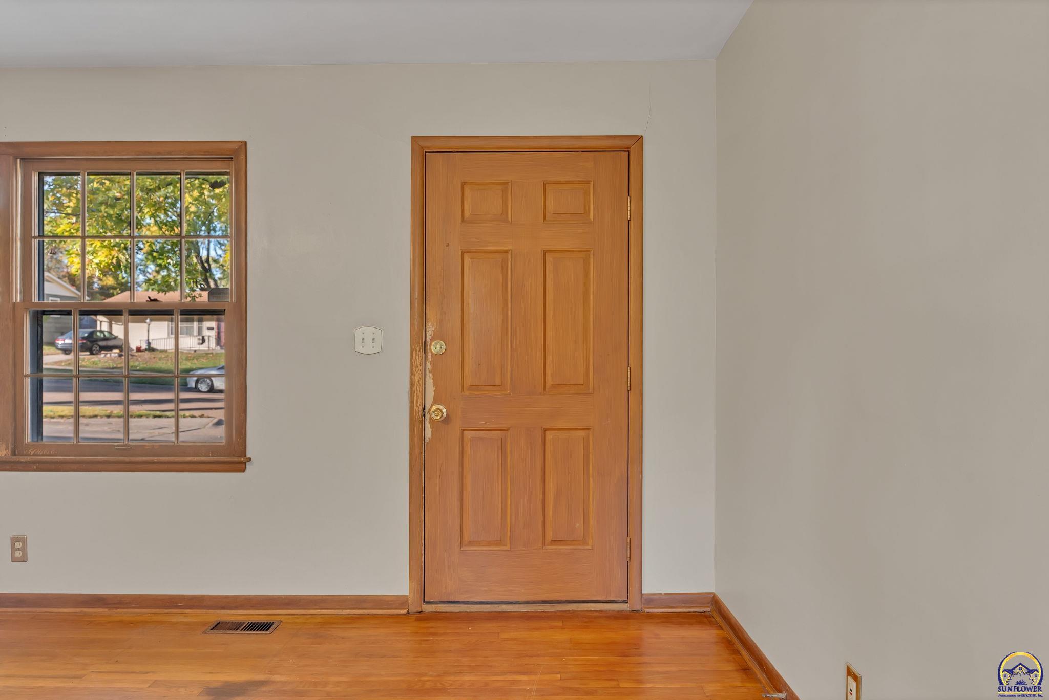 3231 Southwest 30th Terrace Topeka, KS 66614 - Photo 11 of 31