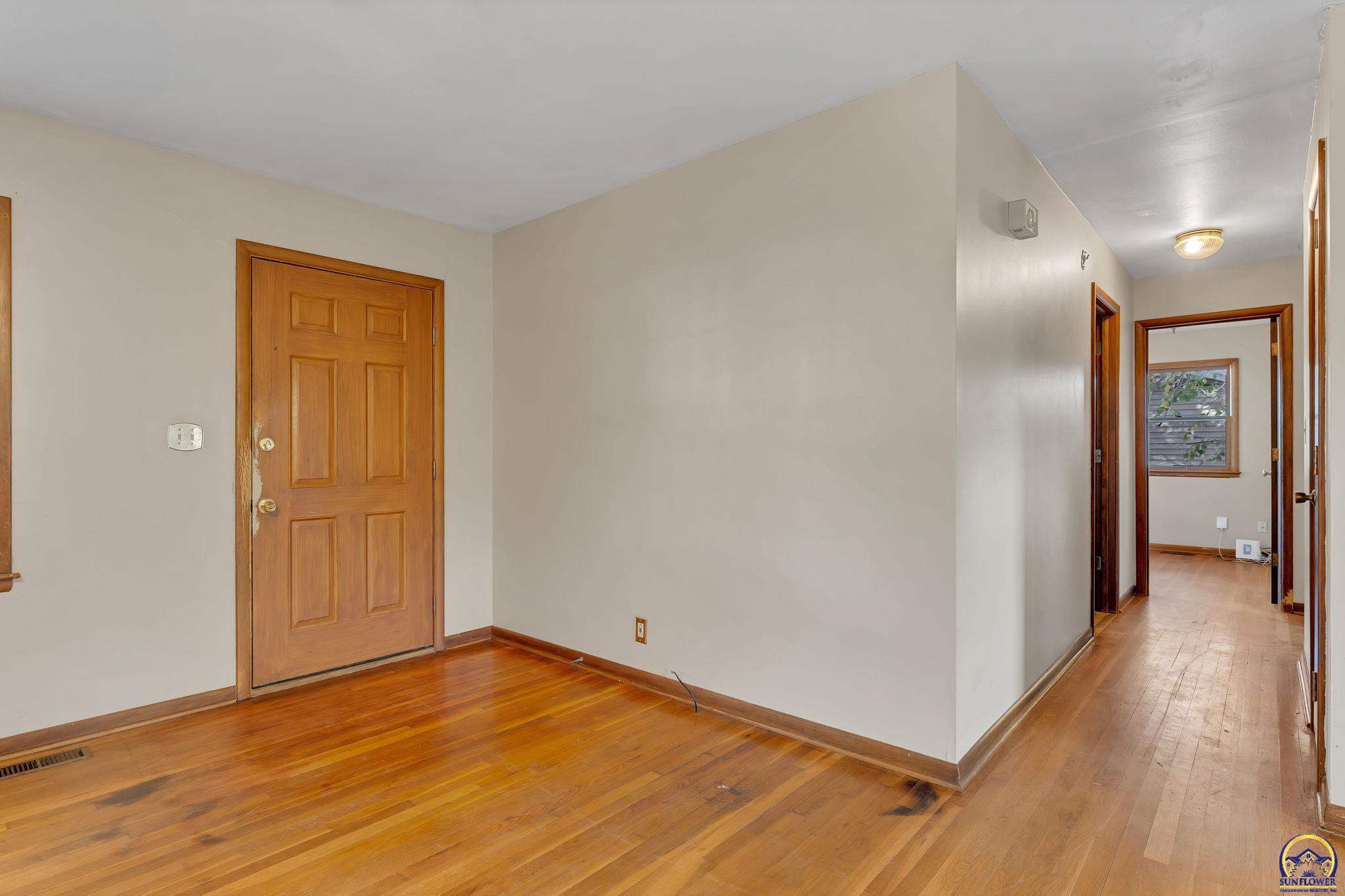 3231 Southwest 30th Terrace Topeka, KS 66614 - Photo 12 of 31