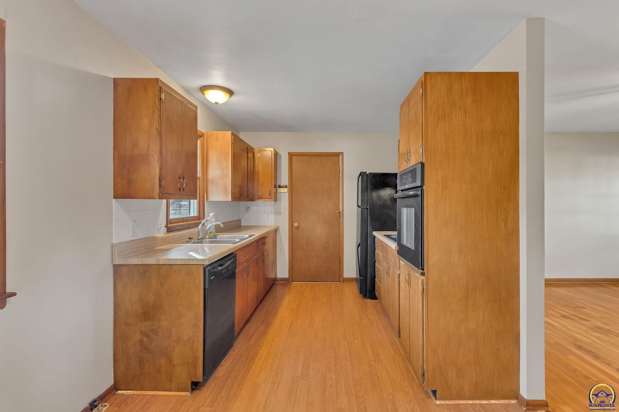 3231 Southwest 30th Terrace Topeka, KS 66614 - Photo 16 of 31