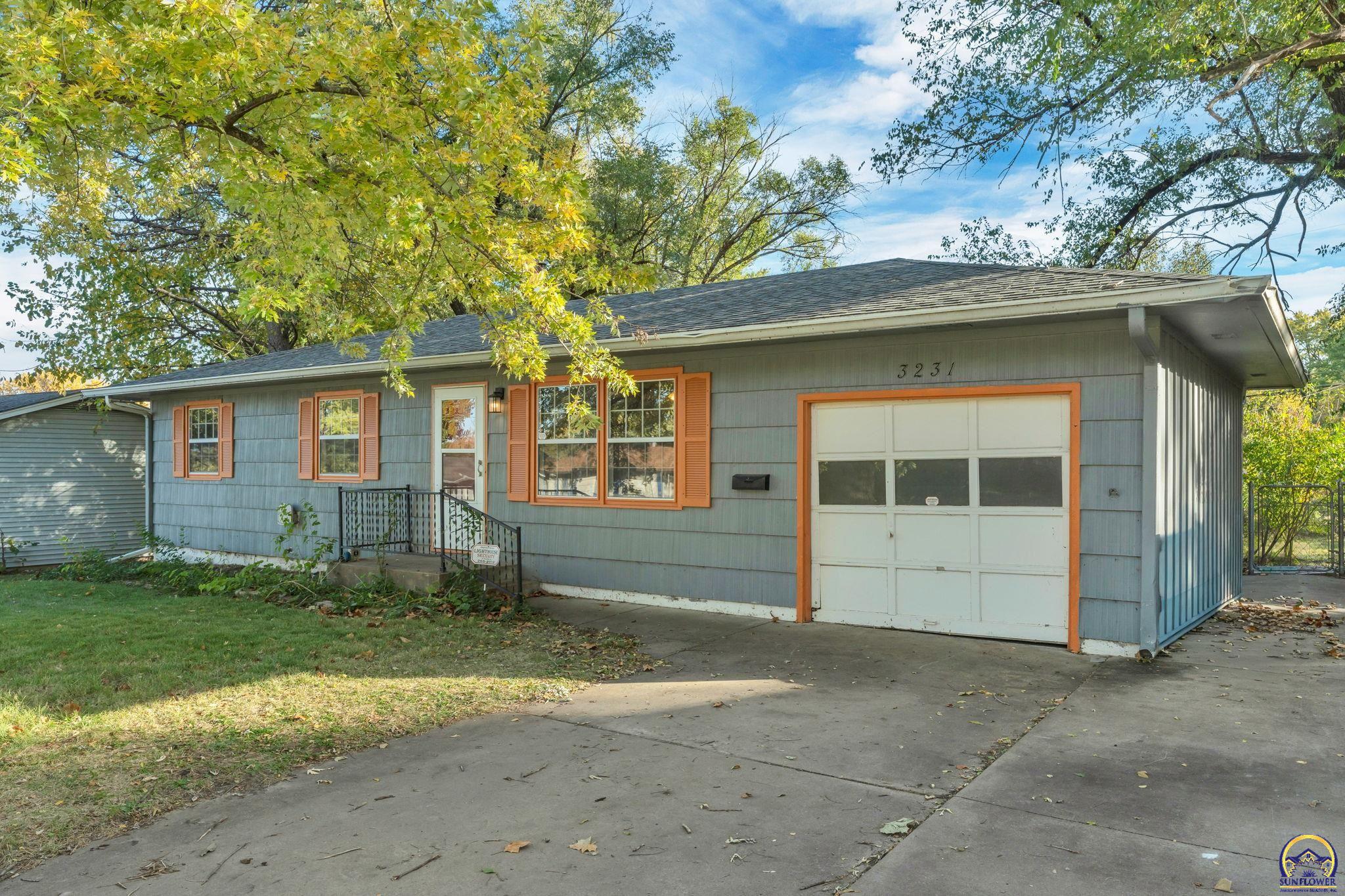3231 Southwest 30th Terrace Topeka, KS 66614 - Photo 2 of 31