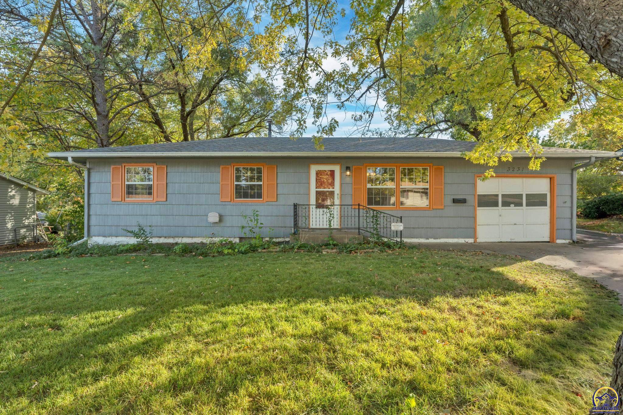 3231 Southwest 30th Terrace Topeka, KS 66614 - Photo 3 of 31