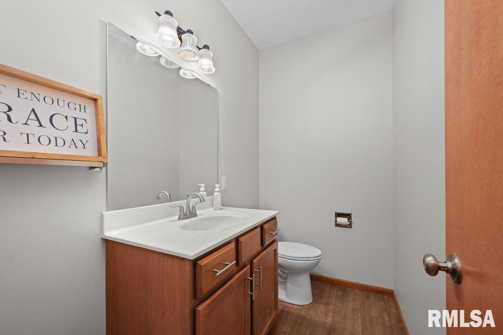 1215 Waverly Road Davenport, IA 52804 - Photo 15 of 34 a bathroom with a toilet sink and mirror