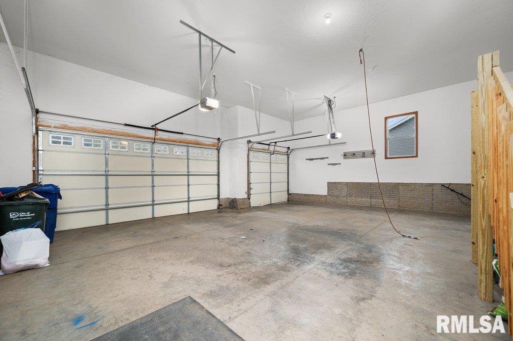 1215 Waverly Road Davenport, IA 52804 - Photo 29 of 34 a view of a garage