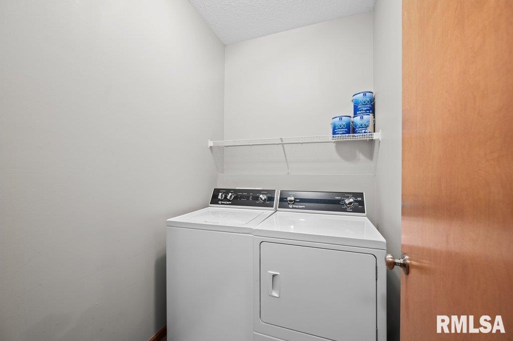 1215 Waverly Road Davenport, IA 52804 - Photo 10 of 34 a utility room with dryer and washer