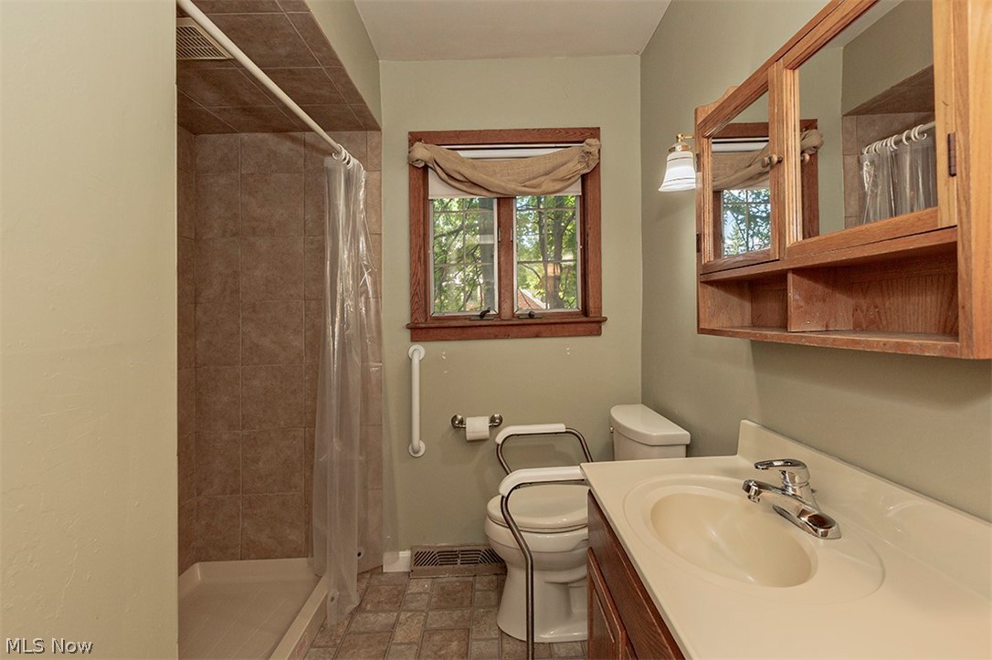 6704 Bonnieview Road Cleveland, OH 44143 - Photo 15 of 31 Gallery Image 15
