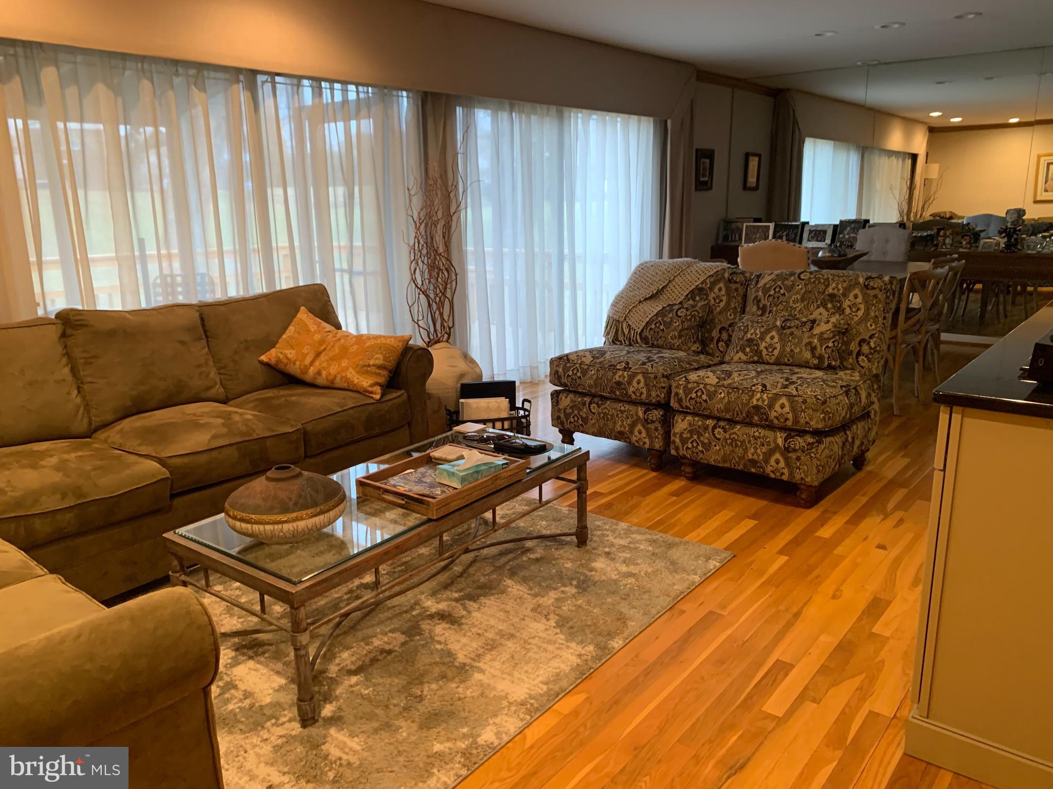 2202 Oxeye Road Baltimore, MD 21209 - Photo 15 of 51 Living Room