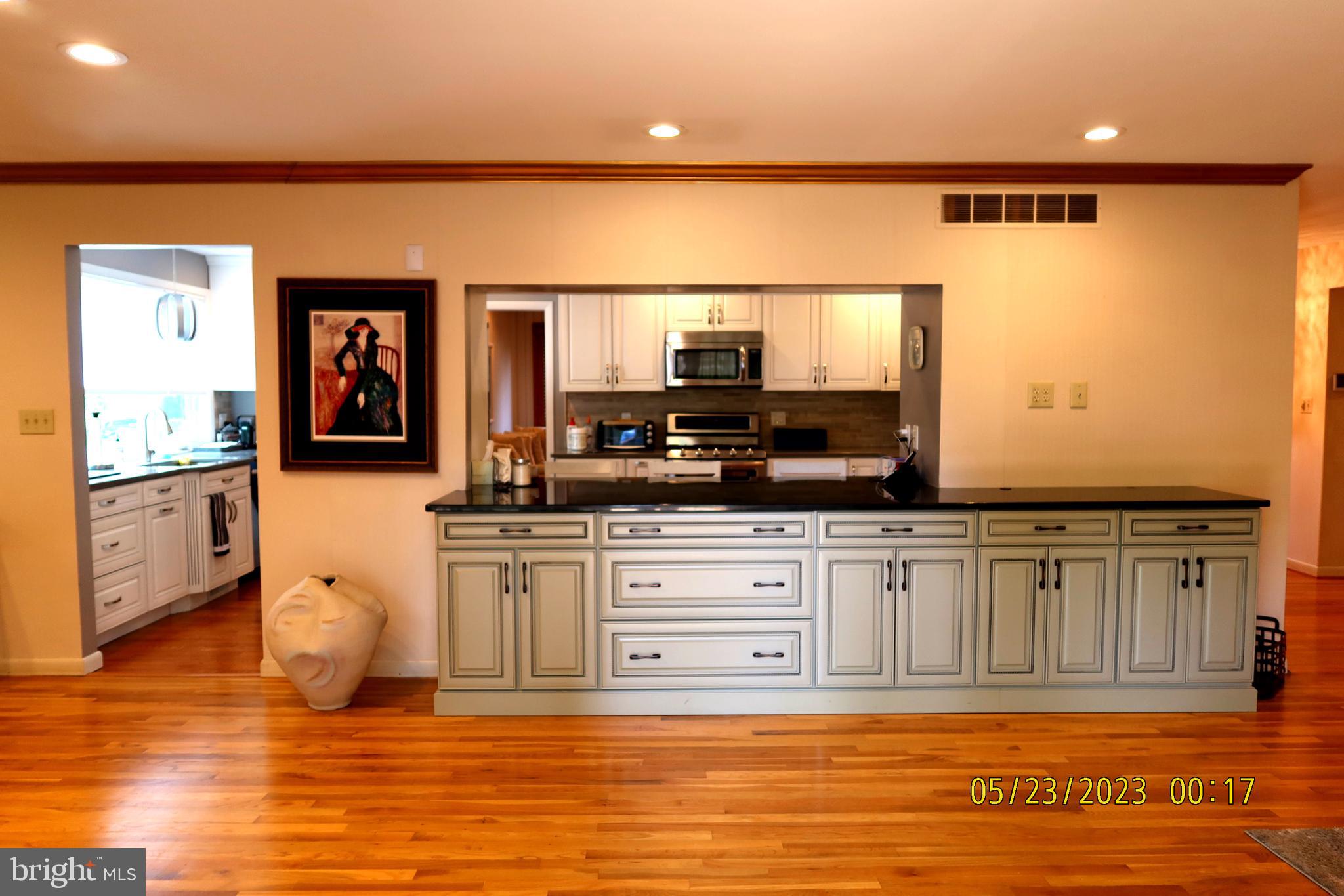 2202 Oxeye Road Baltimore, MD 21209 - Photo 18 of 51 Built-in Living Room