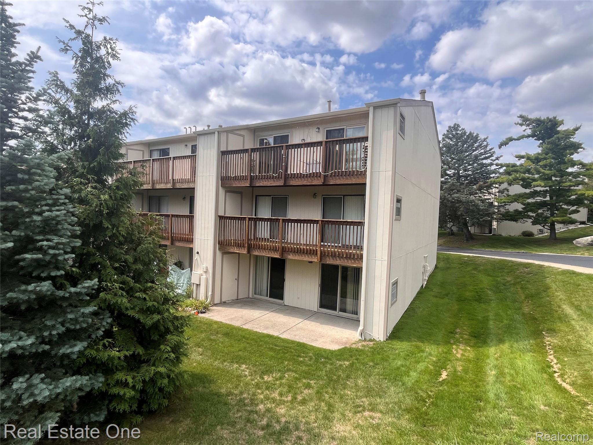 1653 Riverside Drive Rochester, MI 48309 - Photo 2 of 14 IMG_9025.jpeg