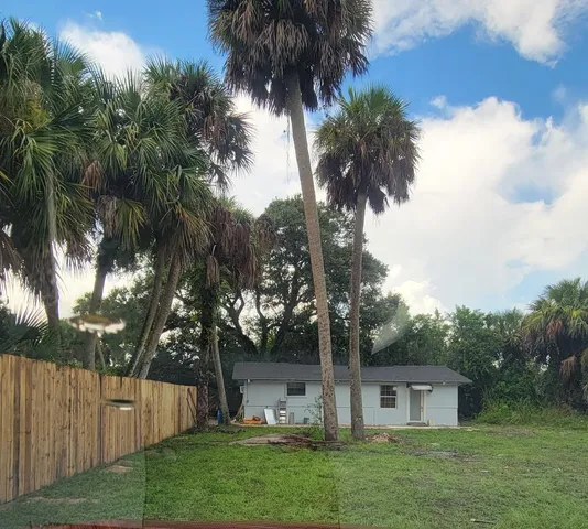 a view of a back yard