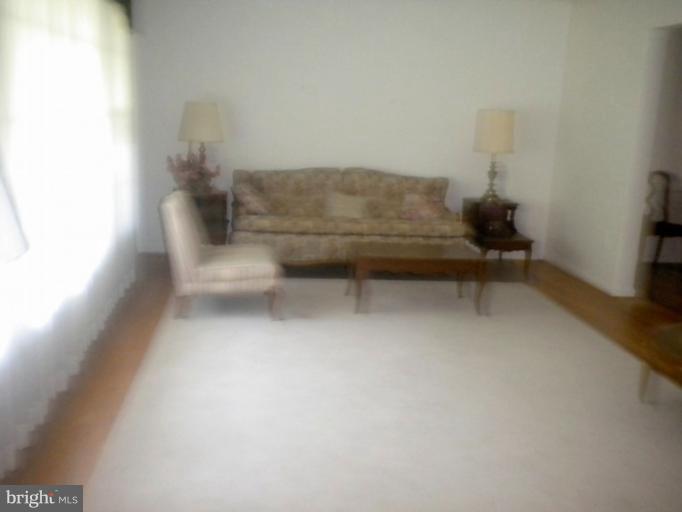 7404 Range Road Alexandria, VA 22306 - Photo 2 of 11 Living Room