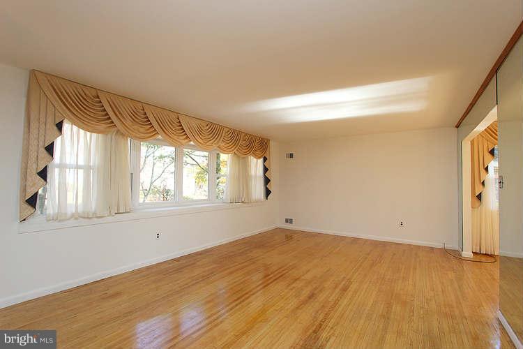 905 La Grande Road Silver Spring, MD 20903 - Photo 4 of 30 Living Room